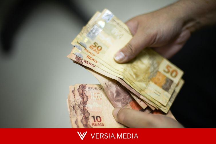 Receita paga lote de restituição do IR para quem nem sabia que tinha dinheiro a receber