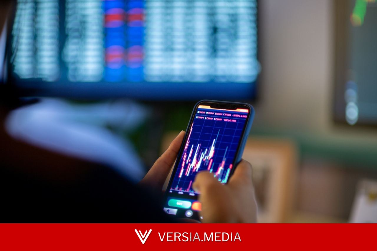 Em dia de liquidez menor, bolsa opera em leve alta e dólar em queda