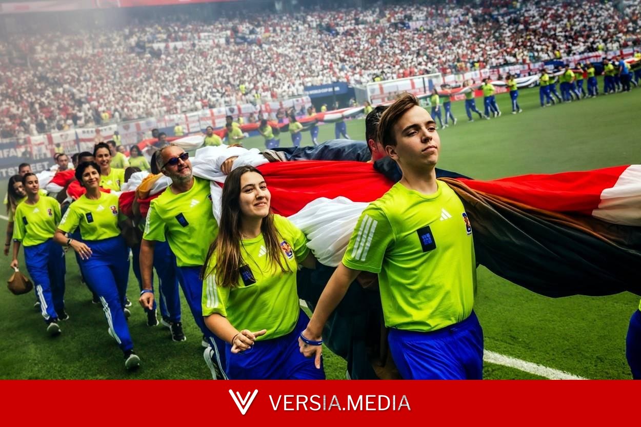Estender uma bandeira na Copa do Mundo exige coordenação — e muitos braços
